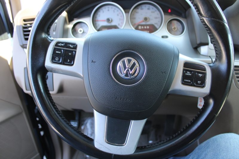 2012 Volkswagen Routan SE photo 15