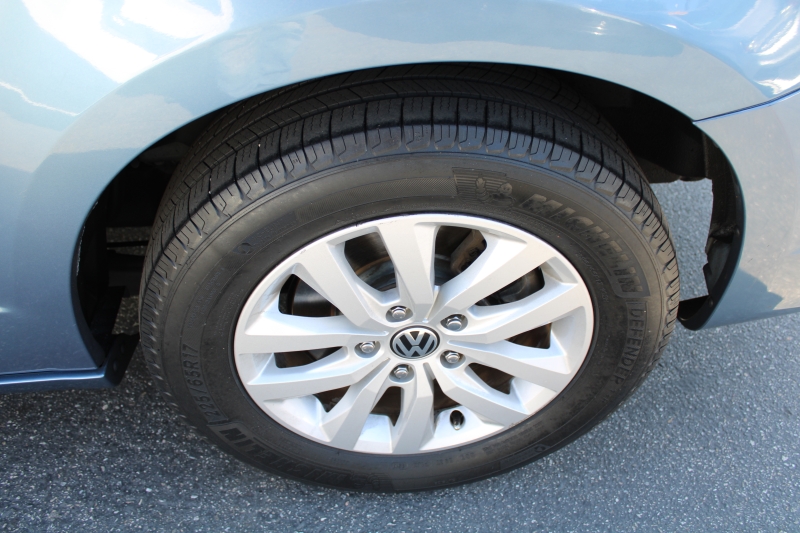 2012 Volkswagen Routan SE photo 17