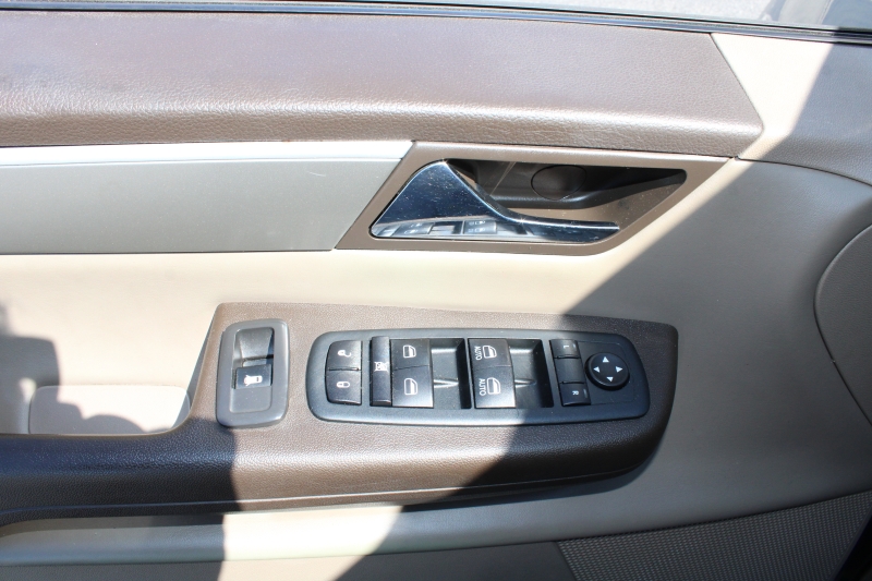 2012 Volkswagen Routan SE photo 16