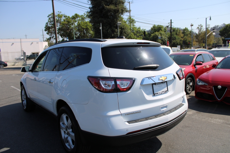 2017 Chevrolet Traverse 1LT photo 3