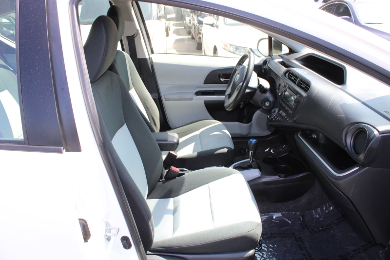 2014 Toyota Prius C One photo 9