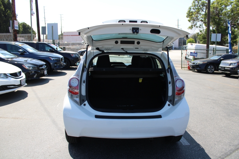 2014 Toyota Prius C One photo 8