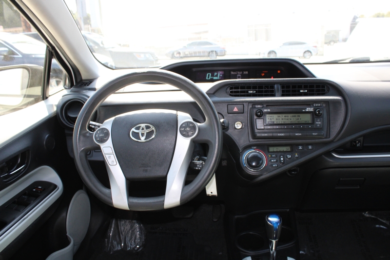 2014 Toyota Prius C One photo 11