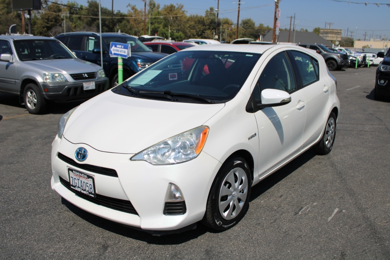 2014 Toyota Prius C One photo 3