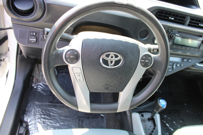 2014 Toyota Prius C One photo 12