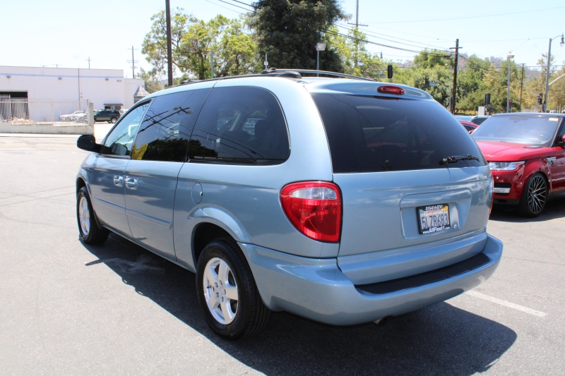 2005 Dodge Grand Caravan SXT photo 4