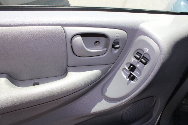 2005 Dodge Grand Caravan SXT photo 15