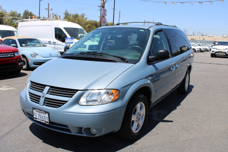2005 Dodge Grand Caravan SXT photo 3