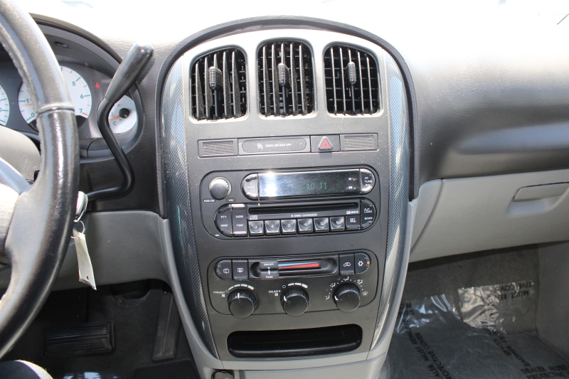 2005 Dodge Grand Caravan SXT photo 13