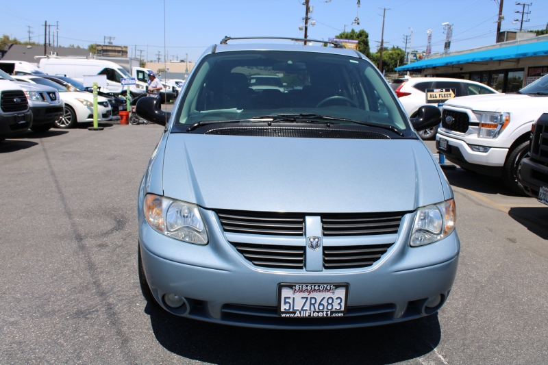 2005 Dodge Grand Caravan SXT photo 2