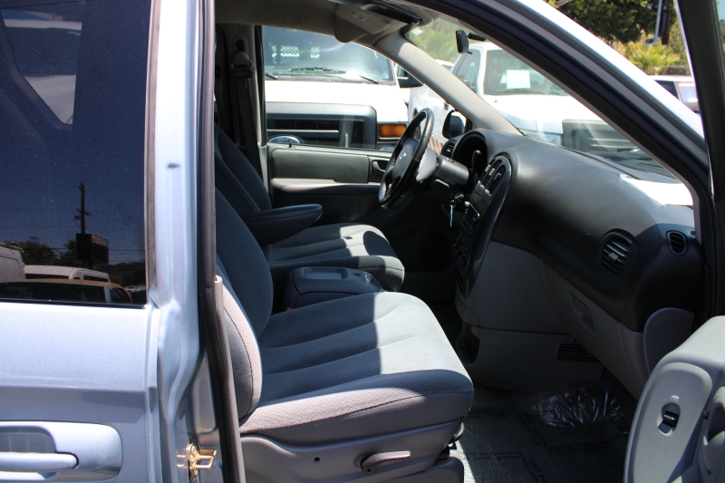 2005 Dodge Grand Caravan SXT photo 9