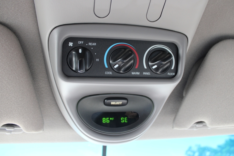 2002 Ford Expedition XLT photo 18