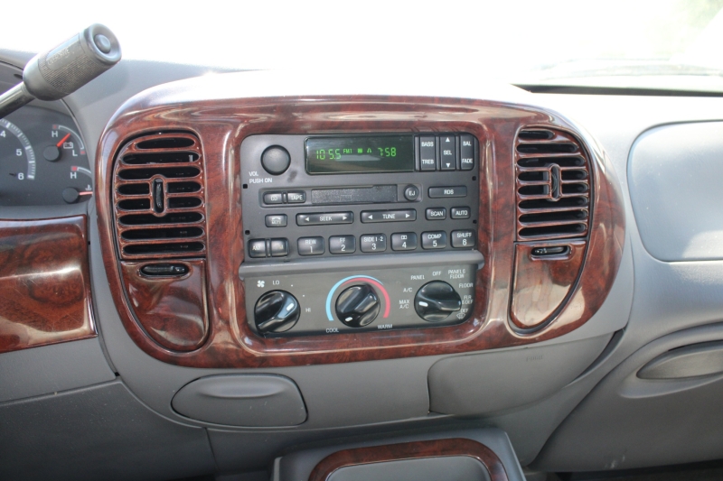 2002 Ford Expedition XLT photo 15