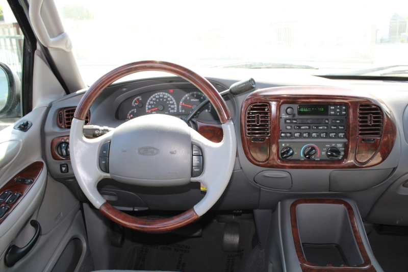 2002 Ford Expedition XLT photo 14