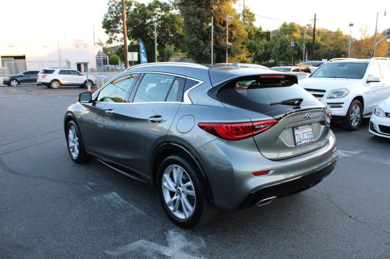 2017 Infiniti QX30 Premium photo 4