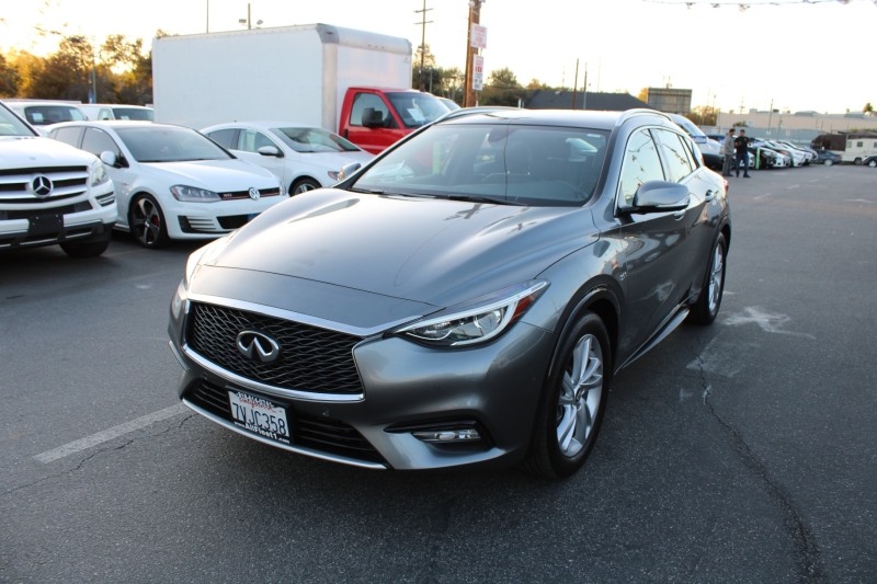 2017 Infiniti QX30 Premium photo 3