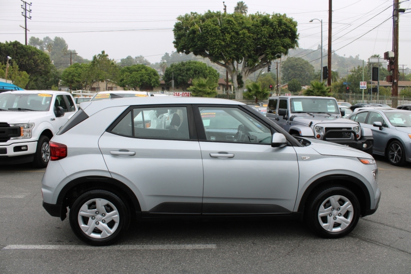 2020 Hyundai Venue SE photo 2