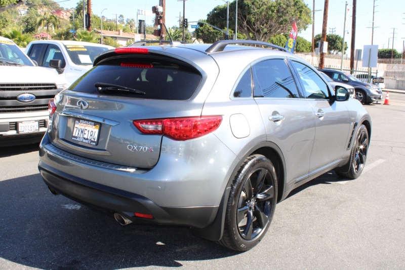 2017 Infiniti QX70 photo 3