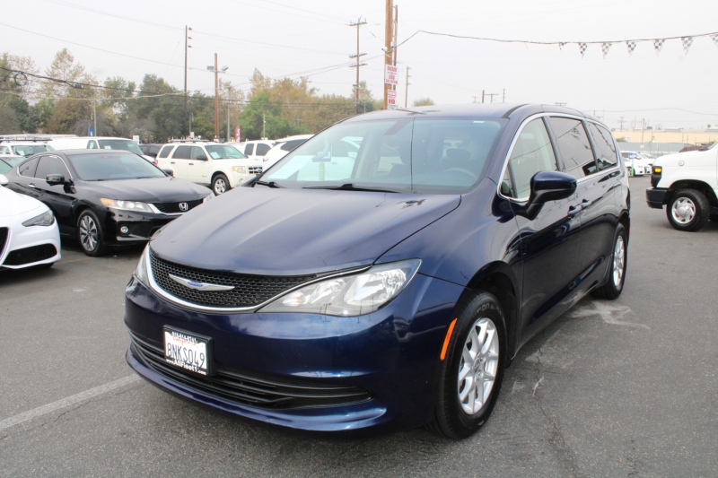 2020 Chrysler Voyager LX photo 3