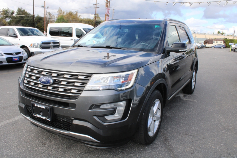 2017 Ford Explorer XLT photo 2