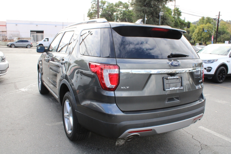 2017 Ford Explorer XLT photo 3