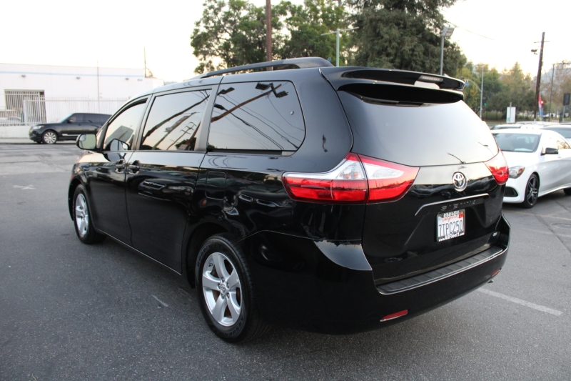 2016 Toyota Sienna LE photo 4