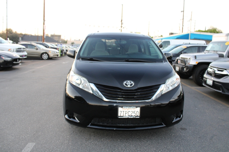 2016 Toyota Sienna LE photo 2