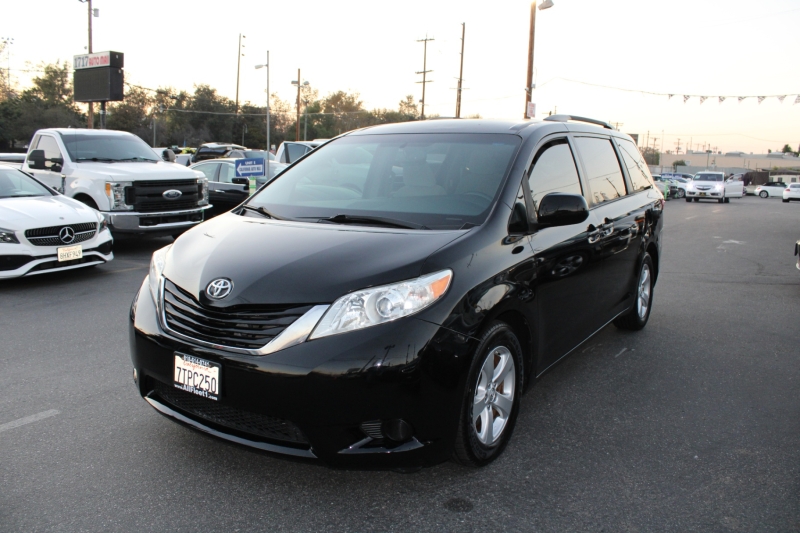 2016 Toyota Sienna LE photo 3
