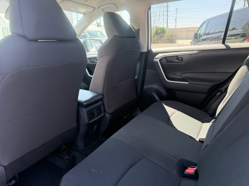2025 Toyota RAV4 Hybrid LE photo 17