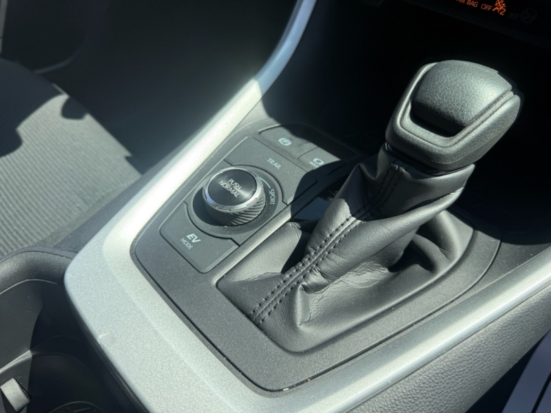 2025 Toyota RAV4 Hybrid LE photo 12