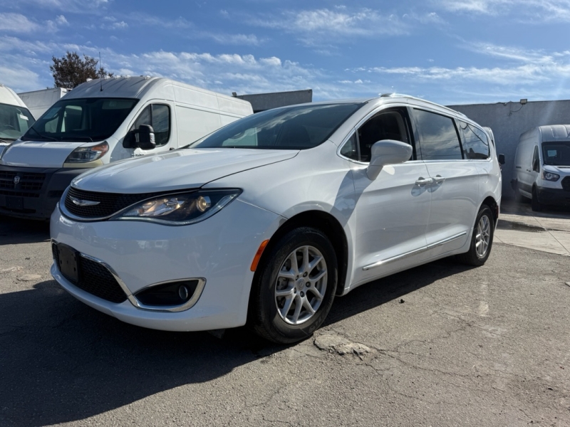 2020 Chrysler Pacifica Touring L photo 2