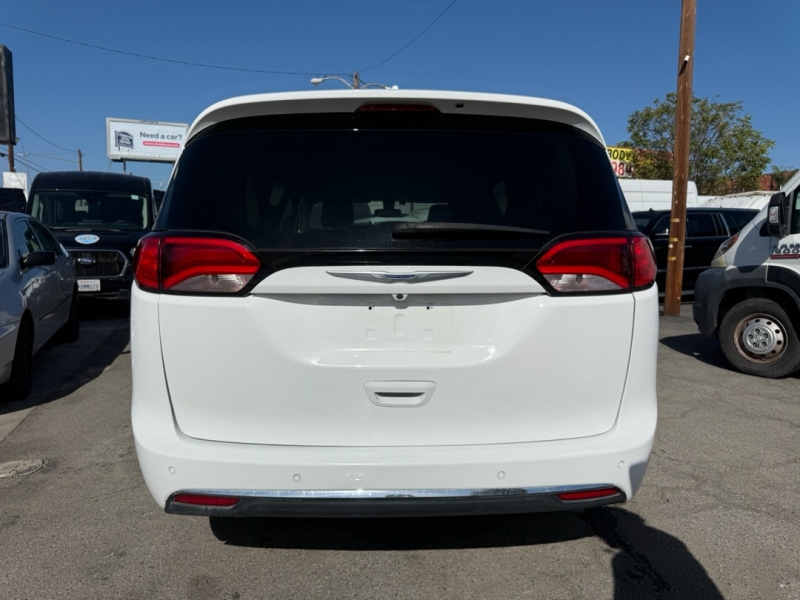 2020 Chrysler Pacifica Touring L photo 4