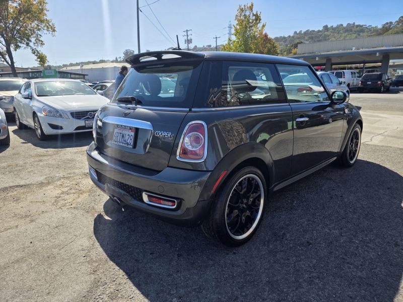 2011 Mini Cooper Hardtop S photo 2