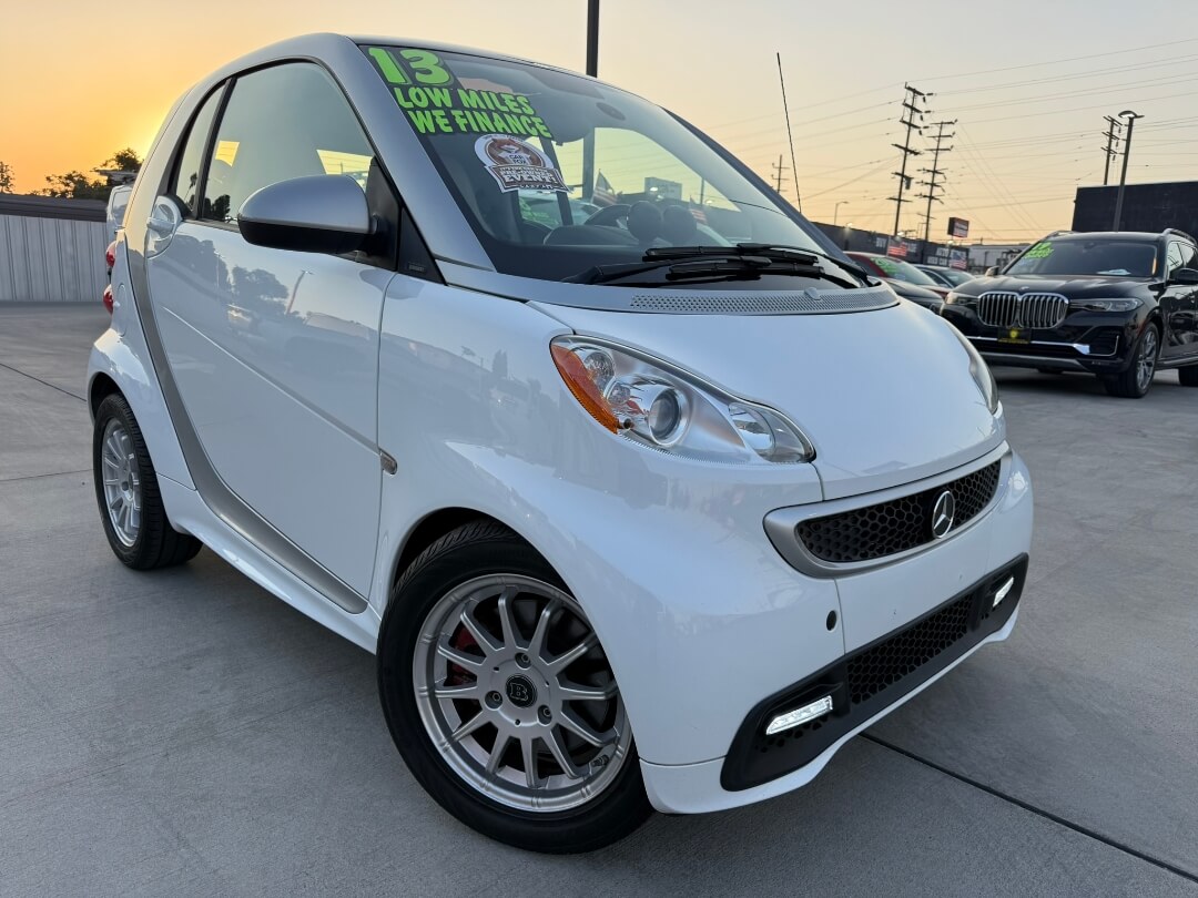 White 2013 smart fortwo Hatchback Rear-Wheel Drive 5-Speed Automatic
