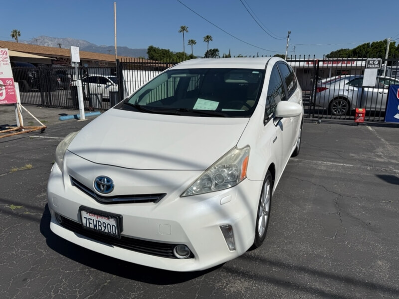 2014 Toyota Prius V Five photo 2
