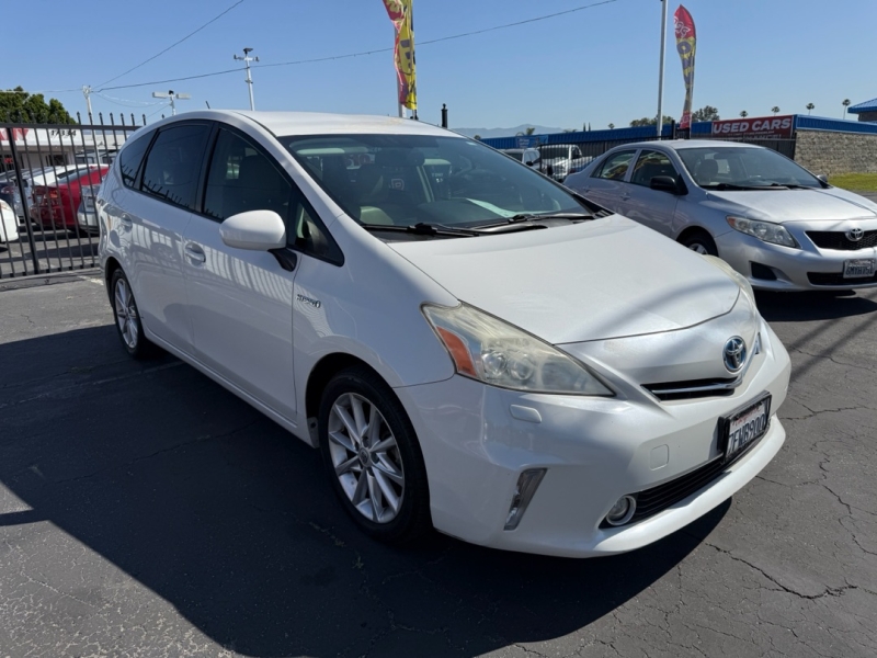 2014 Toyota Prius V Five photo 4