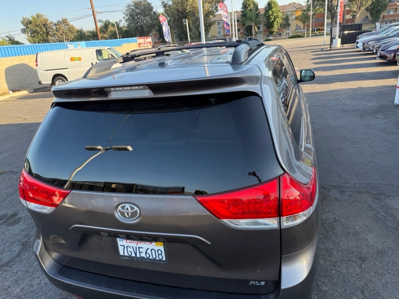 2014 Toyota Sienna XLE photo 7
