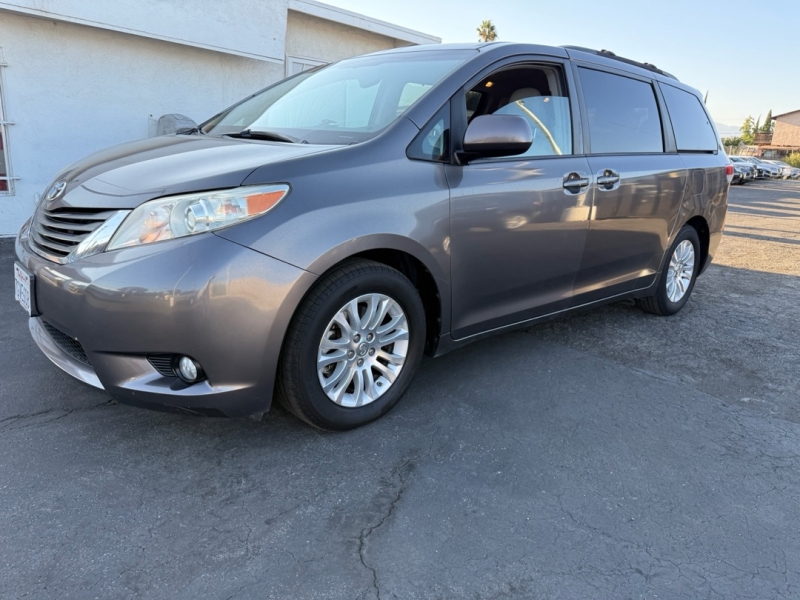 2014 Toyota Sienna XLE photo 4