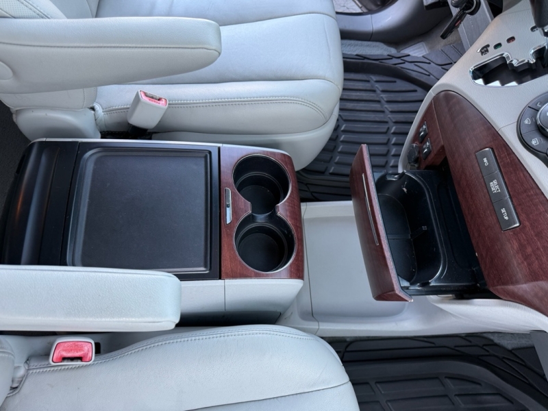 2014 Toyota Sienna XLE photo 26