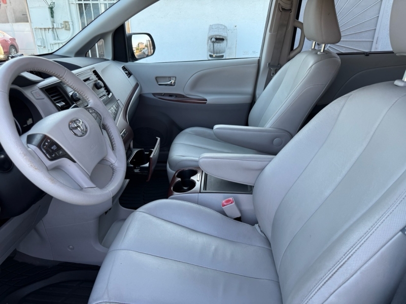 2014 Toyota Sienna XLE photo 10