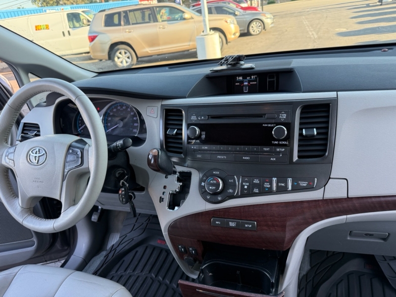 2014 Toyota Sienna XLE photo 23