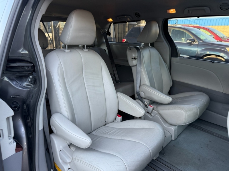 2014 Toyota Sienna XLE photo 20
