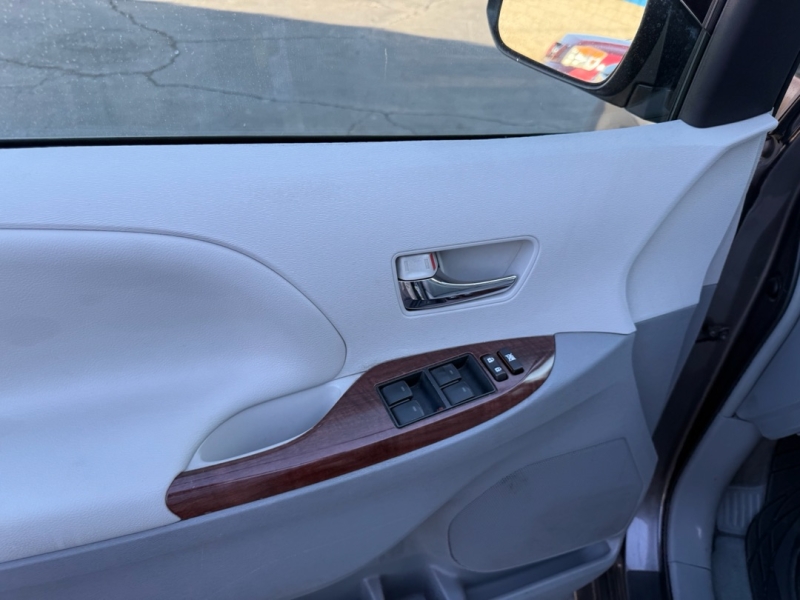 2014 Toyota Sienna XLE photo 13