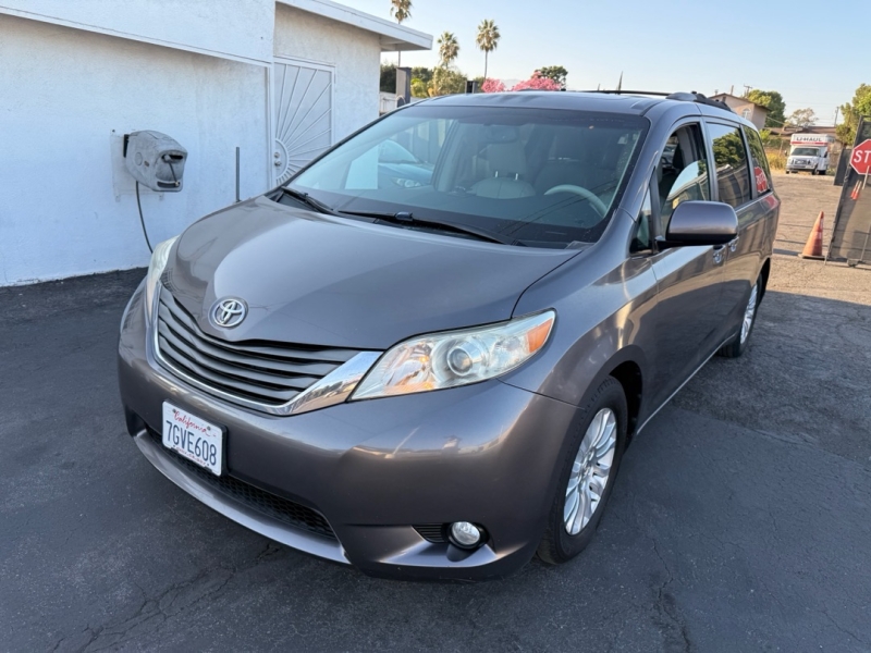 2014 Toyota Sienna XLE photo 5