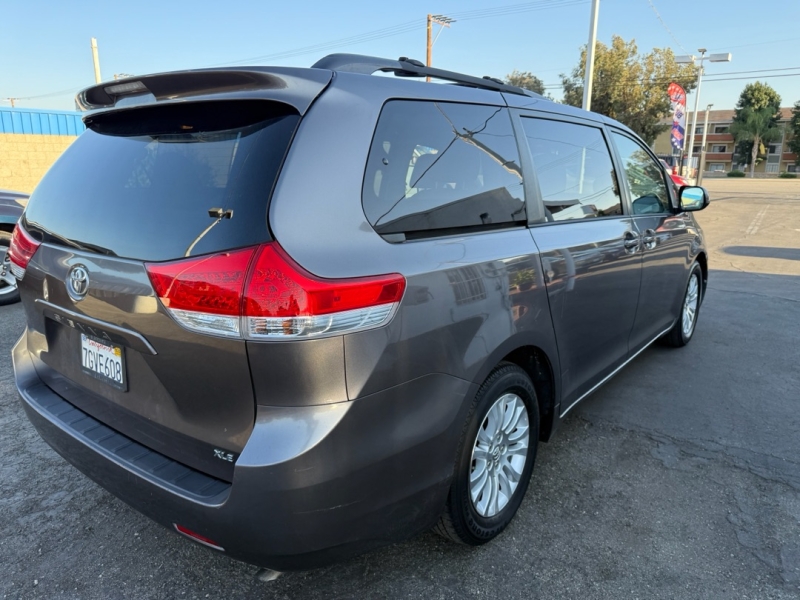 2014 Toyota Sienna XLE photo 6