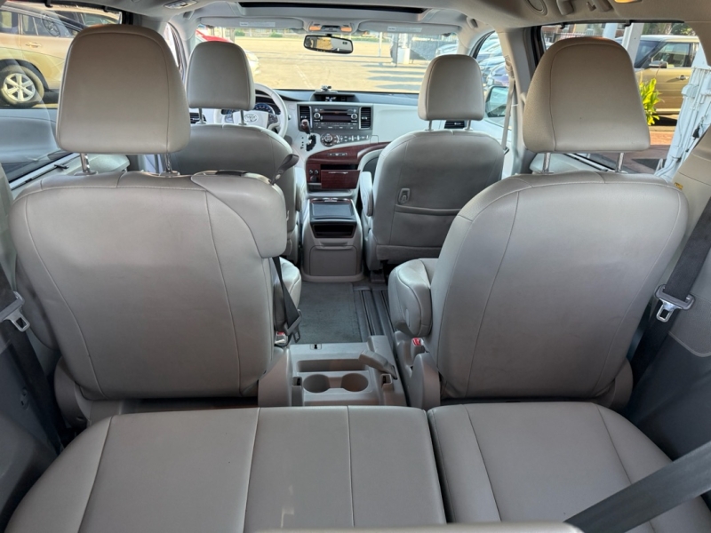 2014 Toyota Sienna XLE photo 19