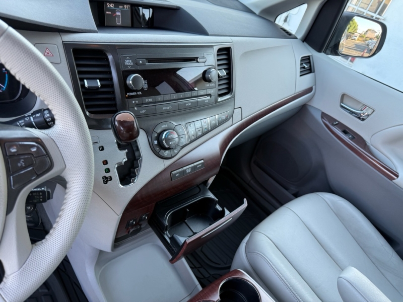 2014 Toyota Sienna XLE photo 12