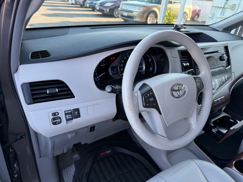 2014 Toyota Sienna XLE photo 11