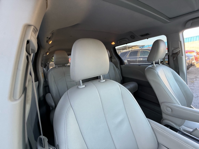 2014 Toyota Sienna XLE photo 25