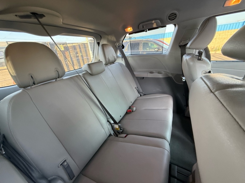 2014 Toyota Sienna XLE photo 21